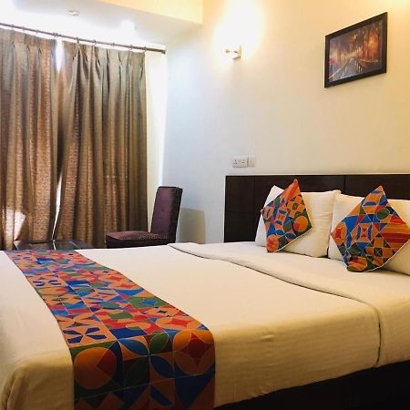 Hotel Merriment Alpha Νόιντα Εξωτερικό φωτογραφία